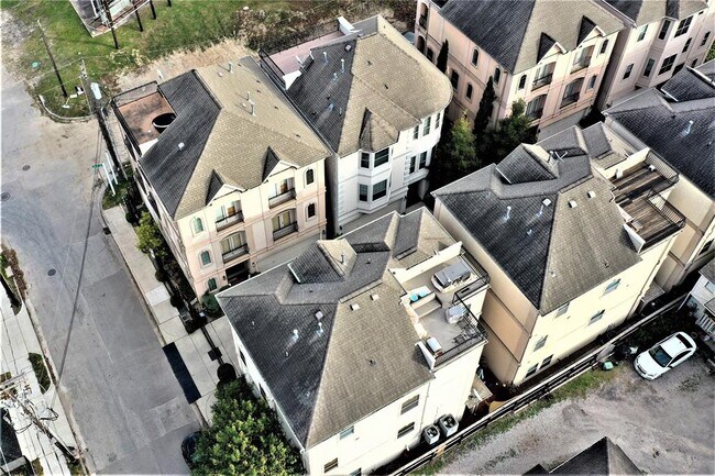 Building Photo - 607 Oakley St