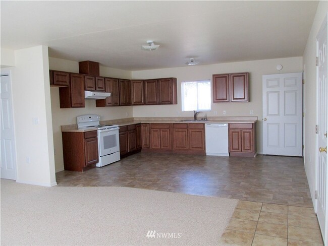 Building Photo - 2 Bed 2 Bath Home on Corner!