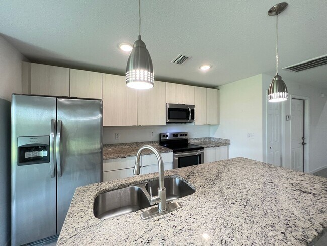 Foto del edificio - Amazing, 4 Bedroom, 2 Bathroom Home in Palm Bay!!