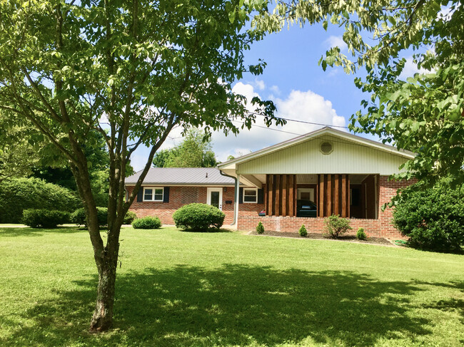 Building Photo - 1809 Broadmoor Rd