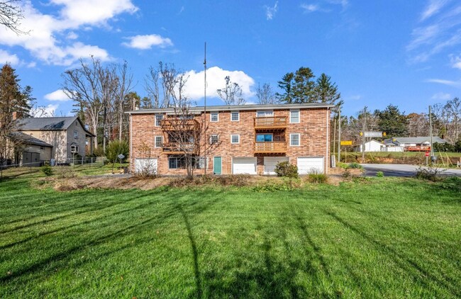 Foto del edificio - 530 Whispering Hills Dr