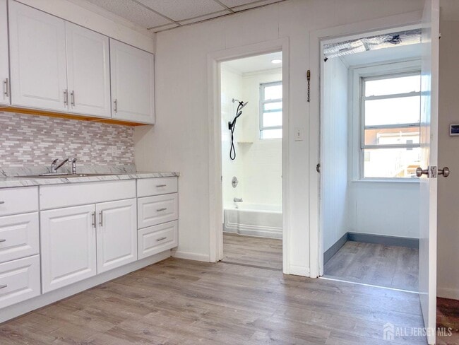 Building Photo - 142 Longfellow St