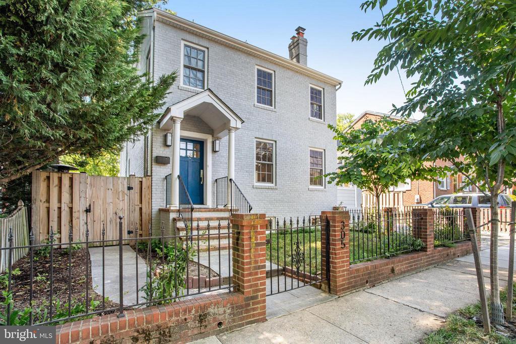 Primary Photo - 305 E Raymond Ave
