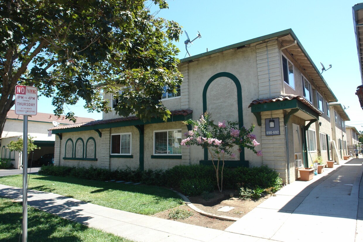 Primary Photo - 690-698 Richmond Ave