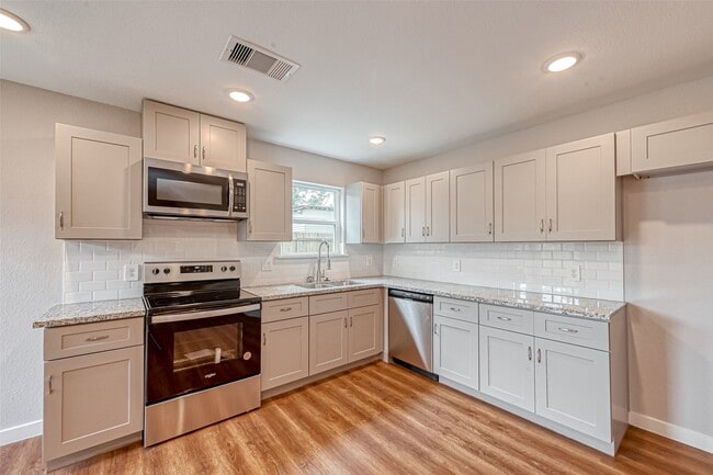 Building Photo - 8125 Eastover St