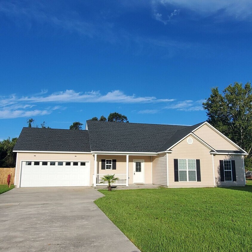 Foto principal - Charming 3-Bedroom Home with Spacious Yard...