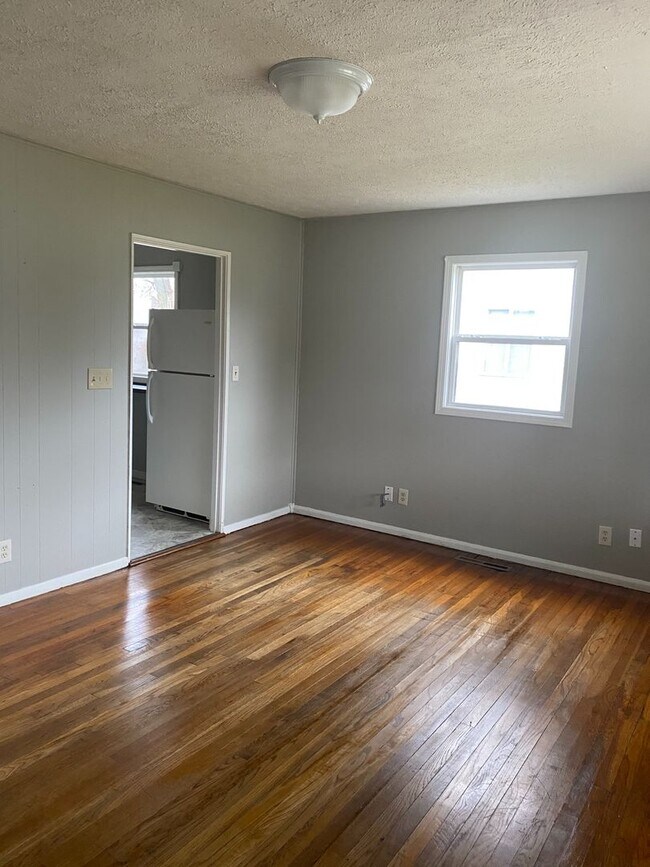 Building Photo - Beautiful single family, hardwood floors, fenced in back yard, 1 car garage.