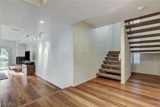 Building Photo - 3223 Pinehurst Dr