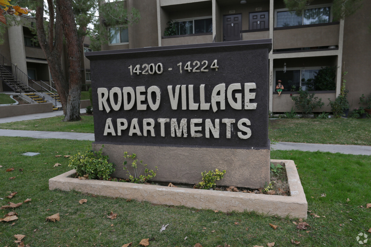 Foto del edificio - Rodeo Village Apartments