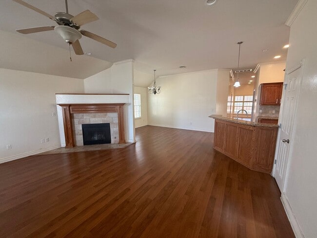 Foto del edificio - 3 bed, 2 living area, 2.5 baths with storm shelter gazebo!  This home has everything you need, ca...