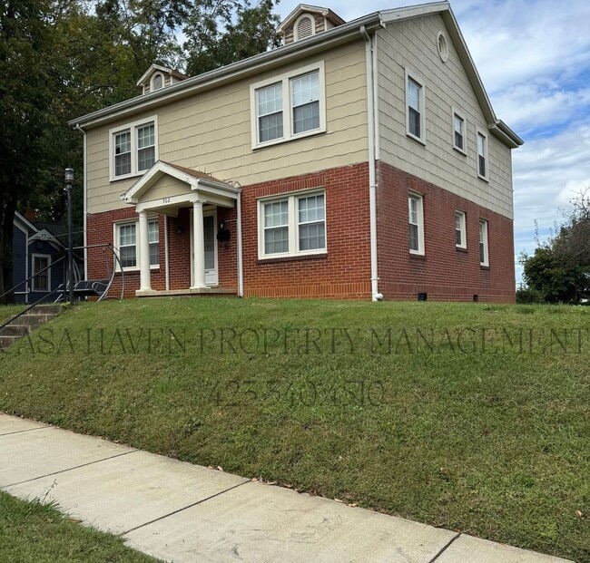 Building Photo - Charming 2 Bed 1 Bath in the Tree Streets!