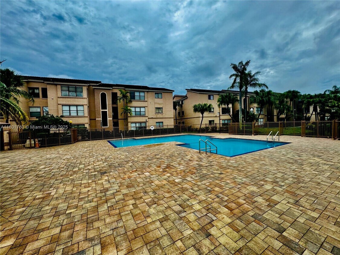 Foto principal - 2900 S University Dr