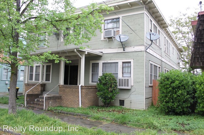 Building Photo - 315 E Poplar St