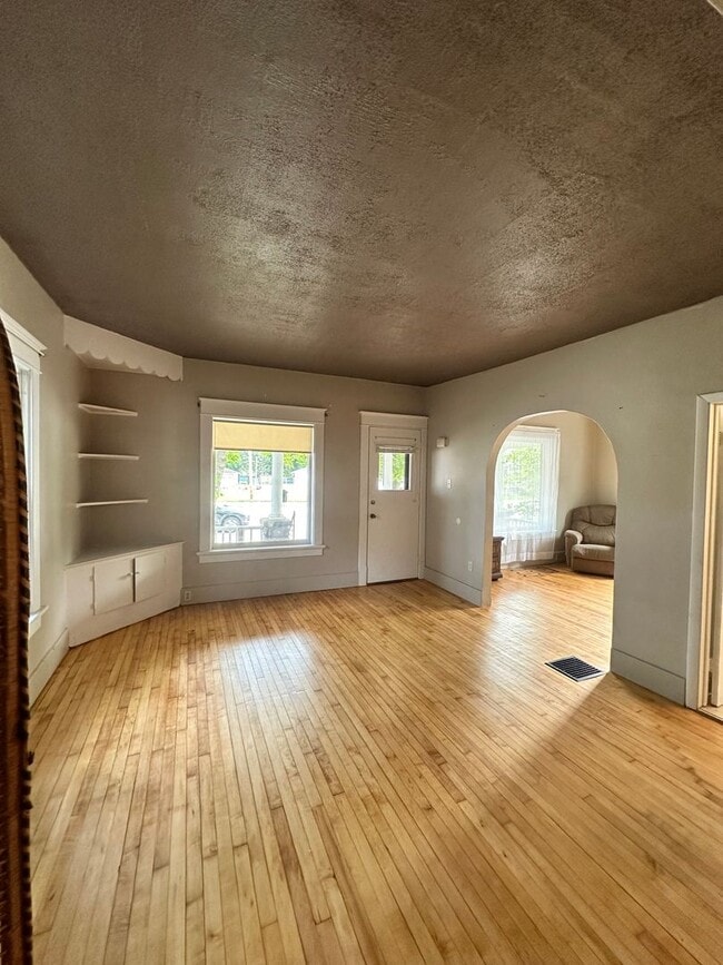 Foto del edificio - 4 Bed Room 2 Bath Big Yard