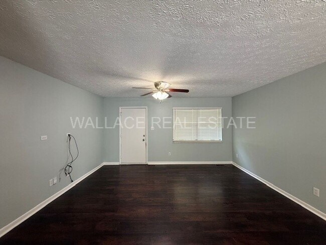 Foto del edificio - ADORABLE 3 BEDROOM,3 FULL BATH HOME IN N. ...