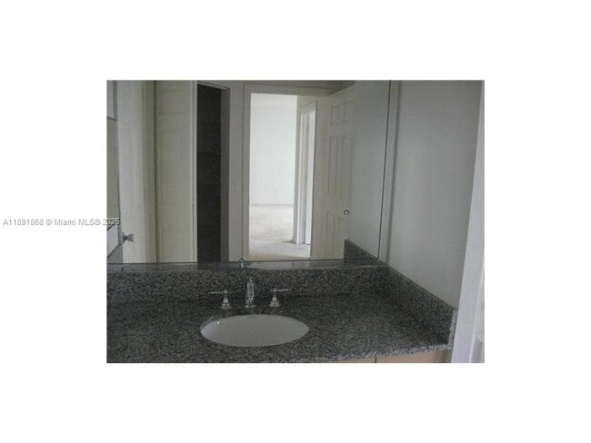 Foto del edificio - 2517 Centergate Dr