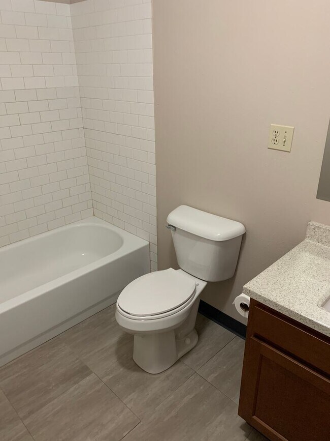 Building Photo - Large 1 bedroom apartment with attached 2 ...