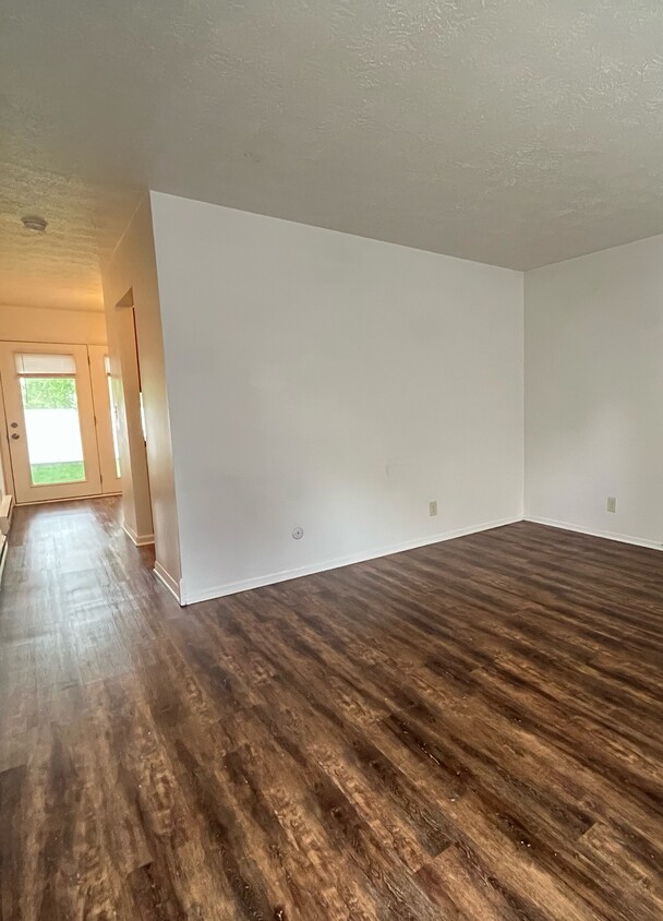 Primary Photo - 107 Forest Ln