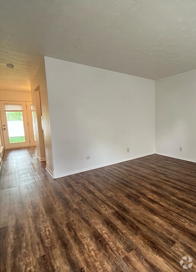 Building Photo - 107 Forest Ln