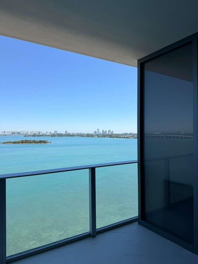 Foto del edificio - 700 NE 24th St