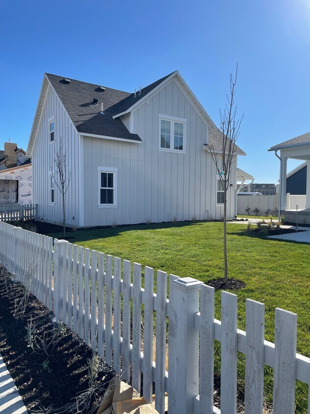 Primary Photo - 11056 S Paddle Board Way