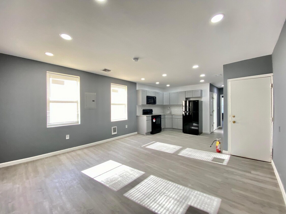 Primary Photo - 2 bed/1 bath apartment for rent available ...
