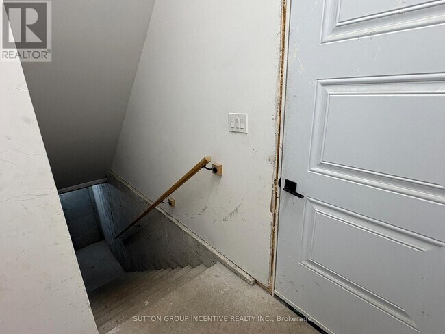 Photo du bâtiment - 1784 Big Bay Point Rd