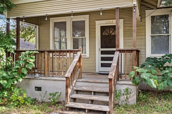 Building Photo - 1202 E 13th St