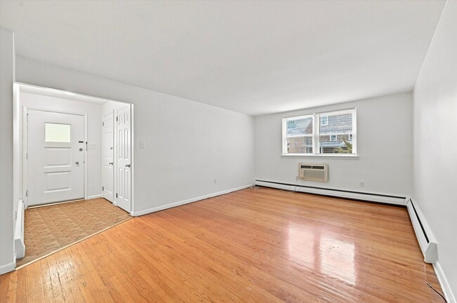 Building Photo - 7815 Queen St