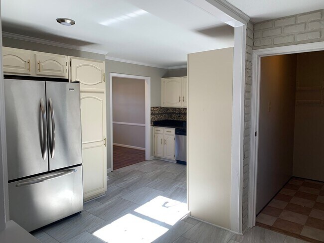 Building Photo - Updated 3 Bedroom Located Off Jefferson Rd - Lawncare Included!
