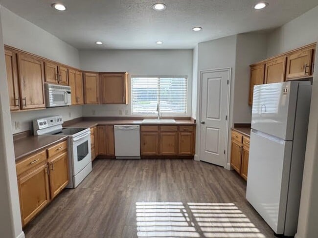 Building Photo - Duplex in Hurricane