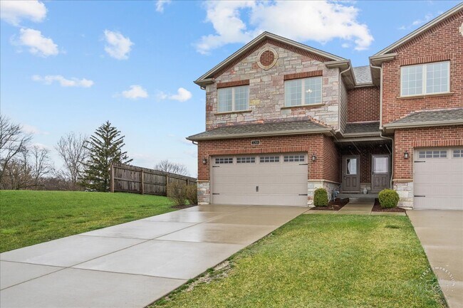 Building Photo - 2201 Maple Hill