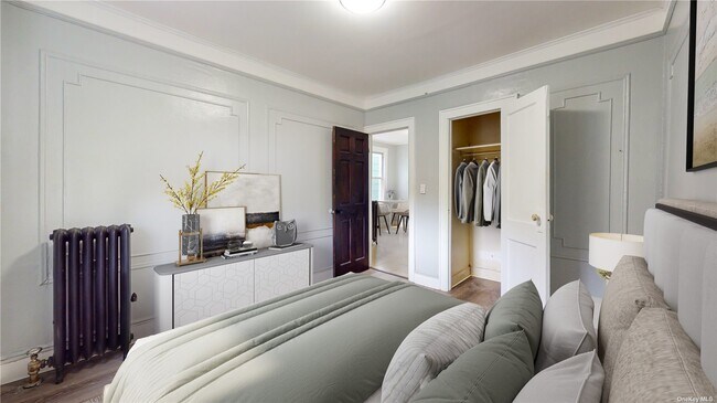 Foto del edificio - 58-67-67 Fresh Pond Rd