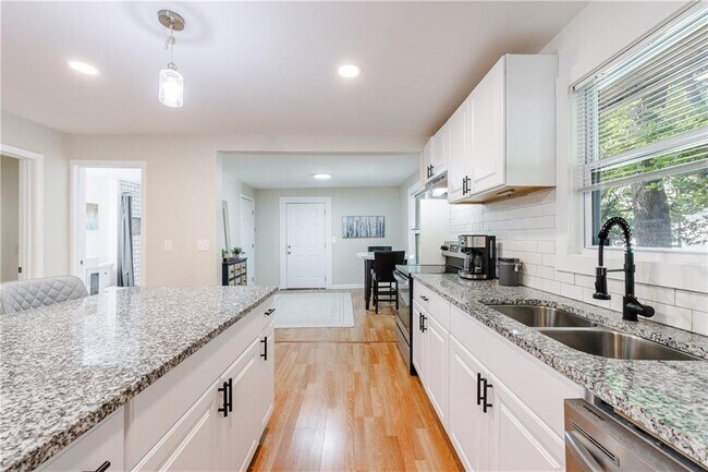 Building Photo - 554 Oak Dr