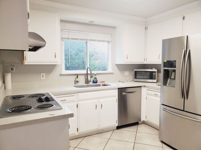 Building Photo - Large split level home in El Sobrante
