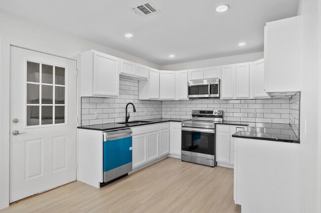 Building Photo - 213 Lazy Ln