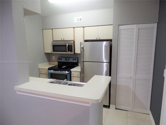 Foto del edificio - 2850 N Oakland Forest Dr