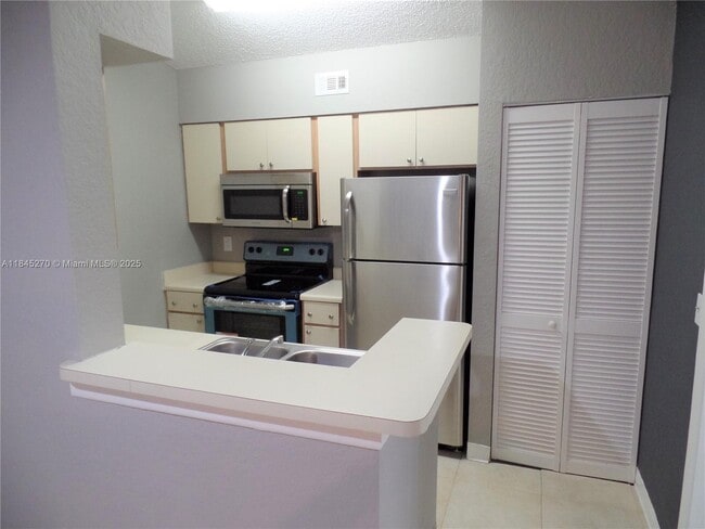 Building Photo - 2850 N Oakland Forest Dr