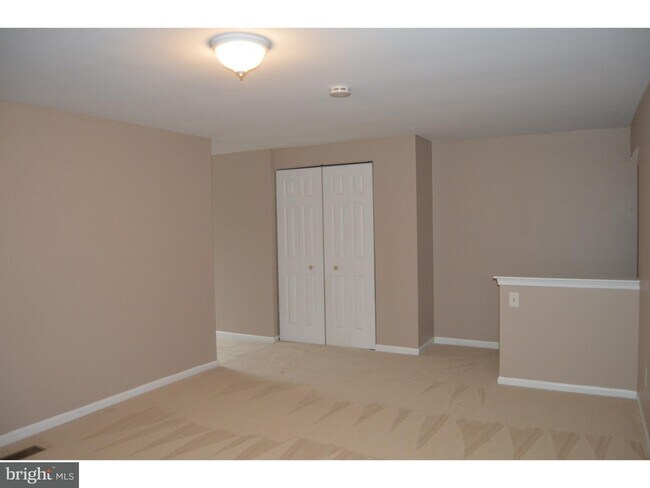 Building Photo - 2440 Hillendale Dr