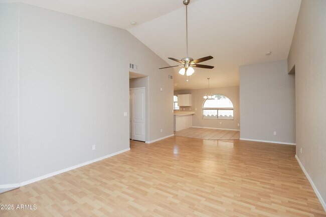 Building Photo - 588 E Devon Dr