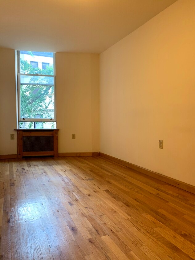 bedroom - 255 W 93rd St