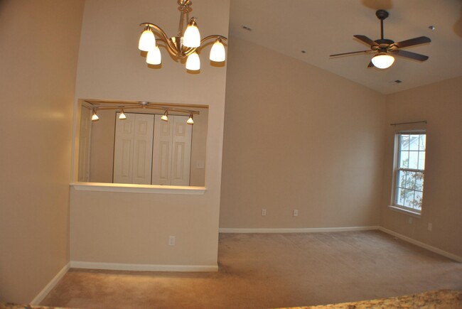 Building Photo - 606 Moonglow Rd