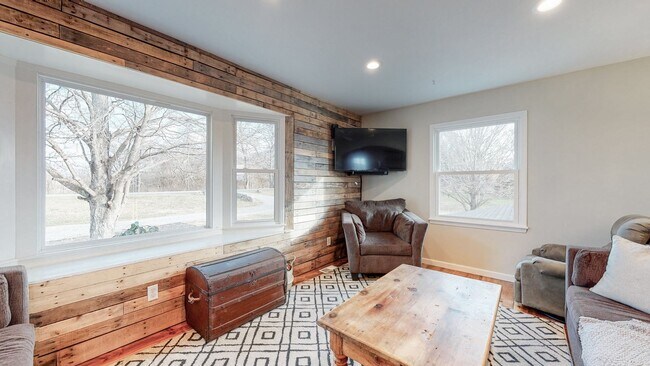 Building Photo - Stunning home situated on over 1 acre in North Thompson’s Station!