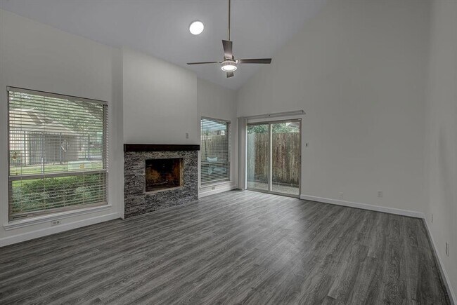 Foto del edificio - 13975 Hollowgreen Dr