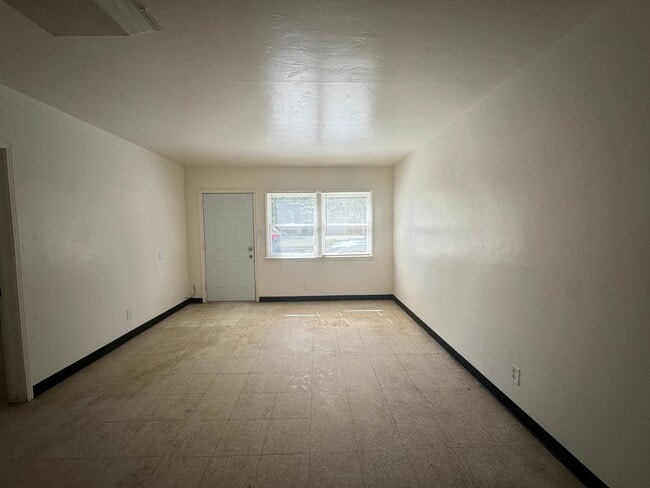 Building Photo - Cozy two bedroom in 93308!