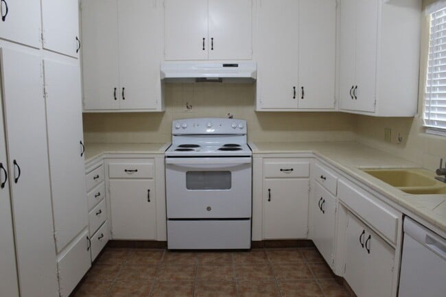 Building Photo - Cute Home in Bakersfield