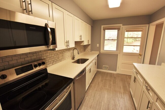 Foto del edificio - Awesome 4BR, 3BA Close In Bethesda Home With 2 Car Garage!!!