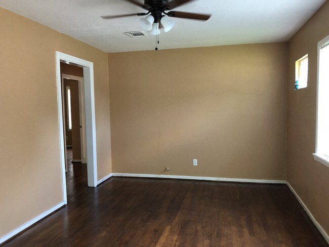 Foto del edificio - 4323 Groton Dr