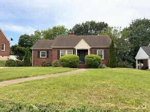 Building Photo - 1121 Chestnut Hill Dr