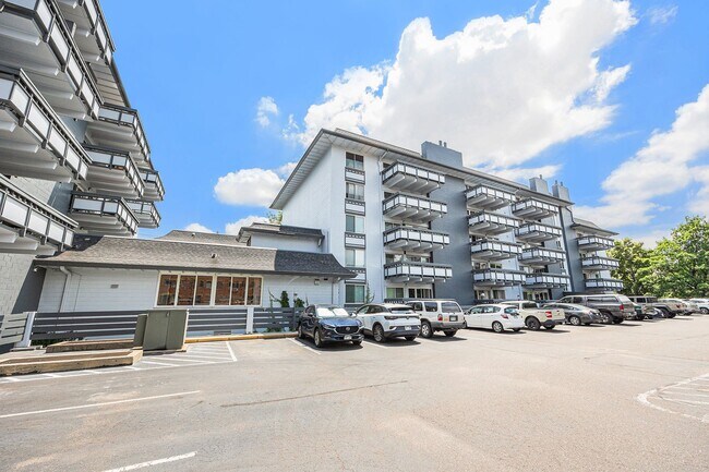 Foto del edificio - Spacious 1 bedroom home in the heart of Capital Hill! 1 Reserved Parking Space and Storage Unit!